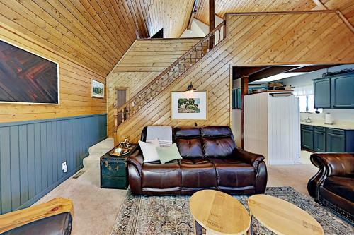 Custom Cabin Near Skiing & Green Valley Lake Home