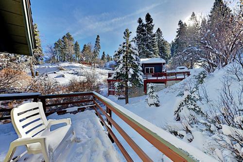 Custom Cabin Near Skiing & Green Valley Lake Home