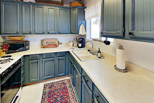 Custom Cabin Near Skiing & Green Valley Lake Home