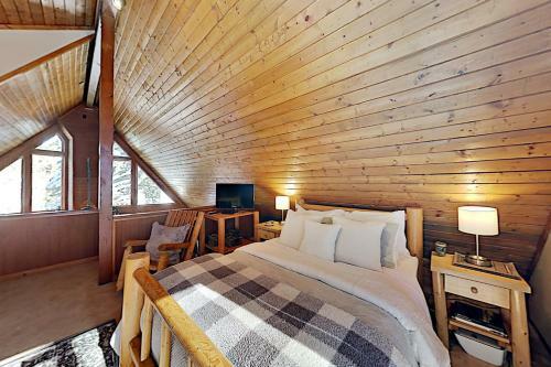 Custom Cabin Near Skiing & Green Valley Lake Home