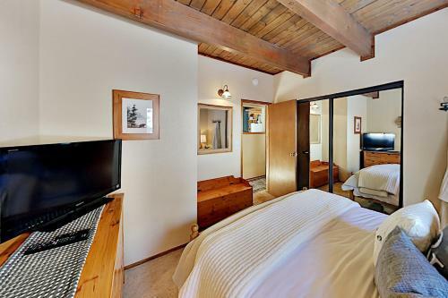 Custom Cabin Near Skiing & Green Valley Lake Home