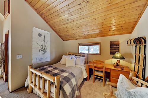 Custom Cabin Near Skiing & Green Valley Lake Home
