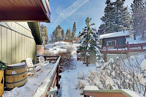 Custom Cabin Near Skiing & Green Valley Lake Home