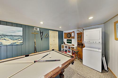 Custom Cabin Near Skiing & Green Valley Lake Home