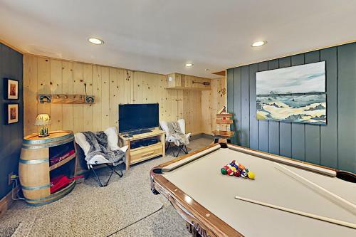 Custom Cabin Near Skiing & Green Valley Lake Home