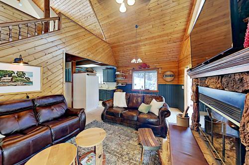Custom Cabin Near Skiing & Green Valley Lake Home
