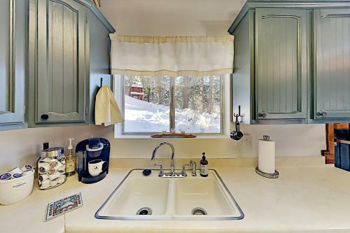 Custom Cabin Near Skiing & Green Valley Lake Home
