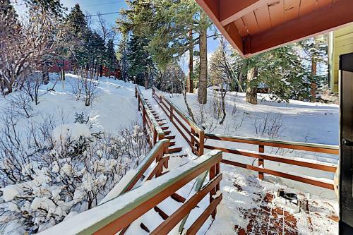 Custom Cabin Near Skiing & Green Valley Lake Home