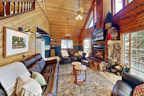 Custom Cabin Near Skiing & Green Valley Lake Home