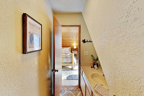 Custom Cabin Near Skiing & Green Valley Lake Home