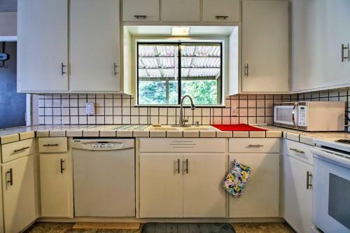 Guerneville Home, Walk To The Russian River!