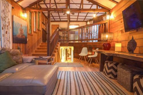 Treehouse Hideaway