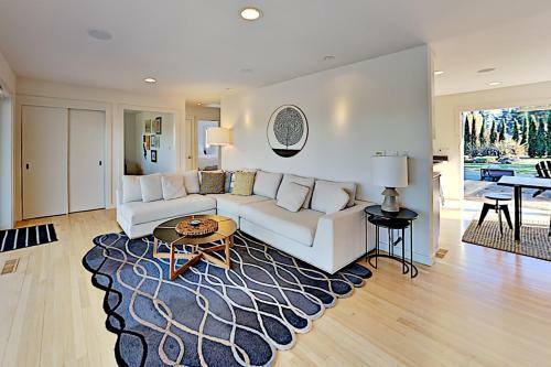 Private Vineyard Haven - Firepit & Outdoor Oasis Home