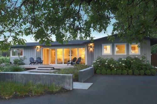 Private Vineyard Haven - Firepit & Outdoor Oasis Home