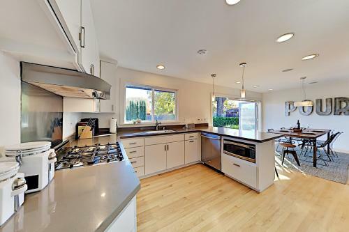 Private Vineyard Haven - Firepit & Outdoor Oasis Home