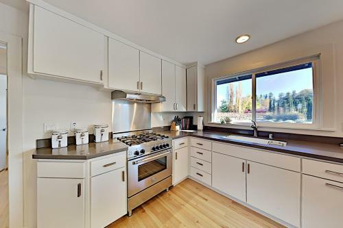 Private Vineyard Haven - Firepit & Outdoor Oasis Home