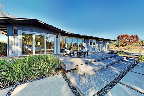 Private Vineyard Haven - Firepit & Outdoor Oasis Home