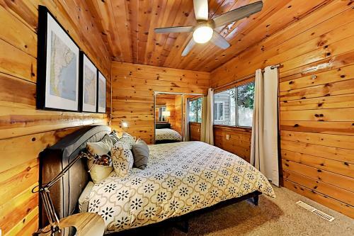 Serene Getaway - Walk To Private Beach Cabin