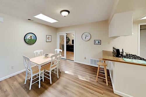 Relaxing Retreat - Big Patio - Walk To Parks Home