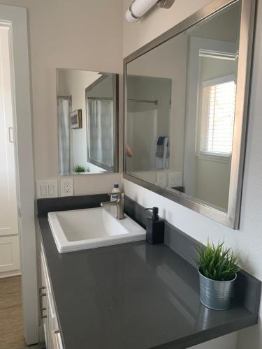 Townhouse Minutes From The Beach!