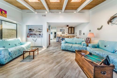 9 Hb Fun House Steps To The Sand, Jacuzzi, Bikes & Foosball Table
