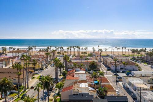 9 Hb Fun House Steps To The Sand, Jacuzzi, Bikes & Foosball Table
