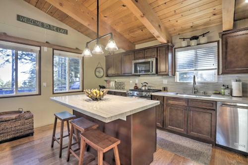 Treetop Chalet In Chambers Landing With Shuttle