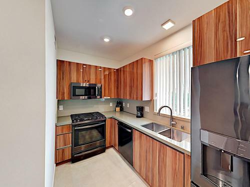 New Listing! Glam Hollywood Apartment With Balcony Apts
