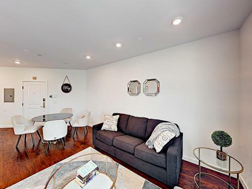 New Listing! Glam Hollywood Apartment With Balcony Apts