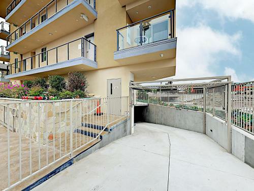 New Listing! Glam Hollywood Apartment With Balcony Apts