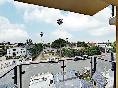 New Listing! Glam Hollywood Apartment With Balcony Apts