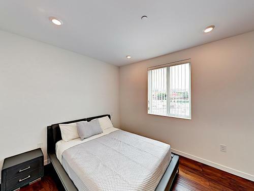 New Listing! Glam Hollywood Apartment With Balcony Apts