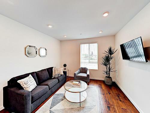 New Listing! Glam Hollywood Apartment With Balcony Apts