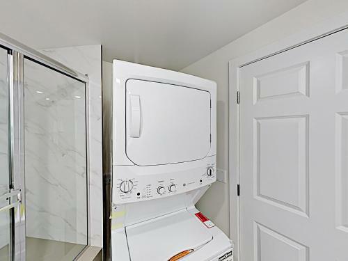 New Listing! Glam Hollywood Apartment With Balcony Apts