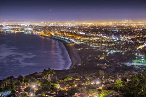 New Listing! Glam Hollywood Apartment With Balcony Apts