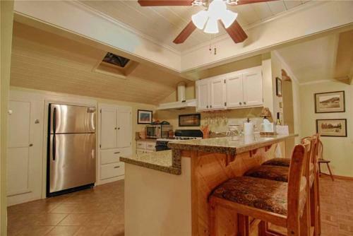 Lake View Cottage (home)