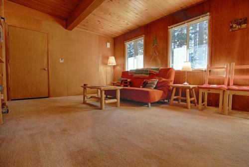 Cabin On Coon Street (cabin)