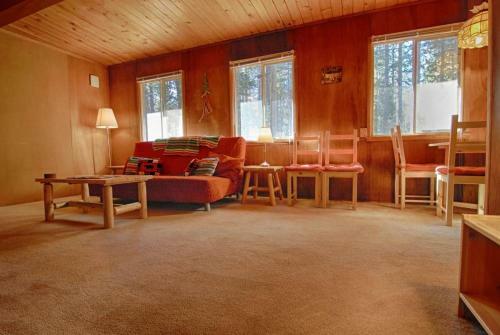 Cabin On Coon Street (cabin)