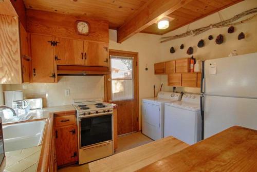 Cabin On Coon Street (cabin)