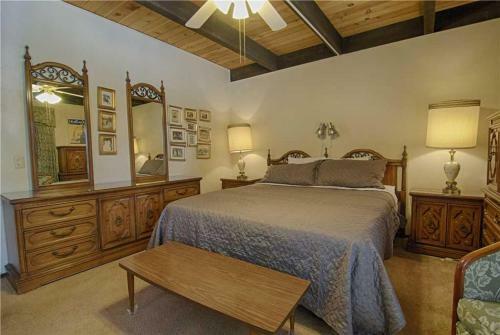 Vidor Village II (condo)