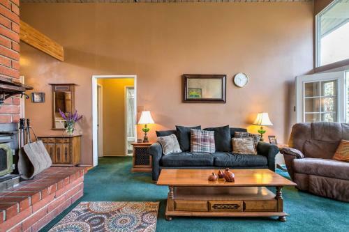 Kern River Home With Balcony, Fire Pit And Mtn Views!