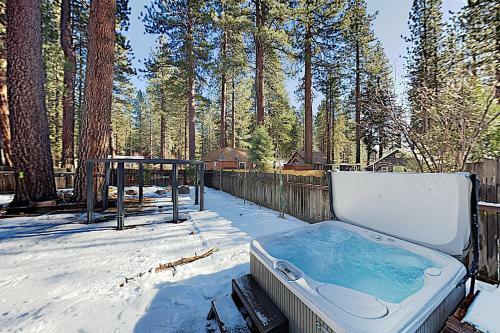 All-season Getaway - Serene Backyard With Hot Tub! Home