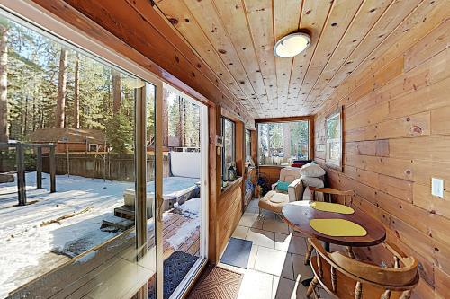All-season Getaway - Serene Backyard With Hot Tub! Home