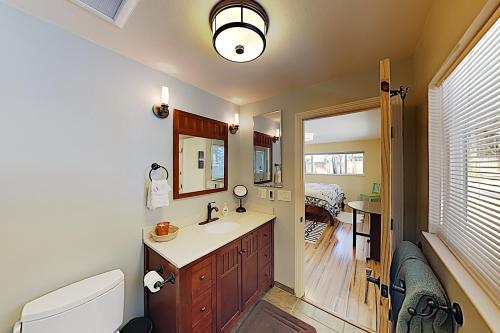 All-season Getaway - Serene Backyard With Hot Tub! Home