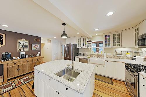 All-season Getaway - Serene Backyard With Hot Tub! Home