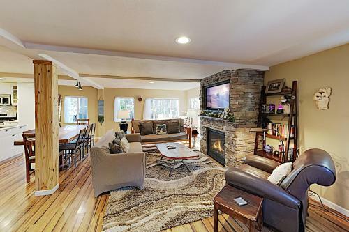 All-season Getaway - Serene Backyard With Hot Tub! Home