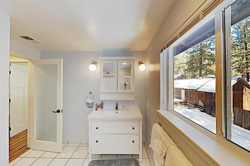 All-season Getaway - Serene Backyard With Hot Tub! Home