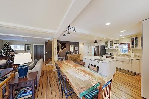 All-season Getaway - Serene Backyard With Hot Tub! Home