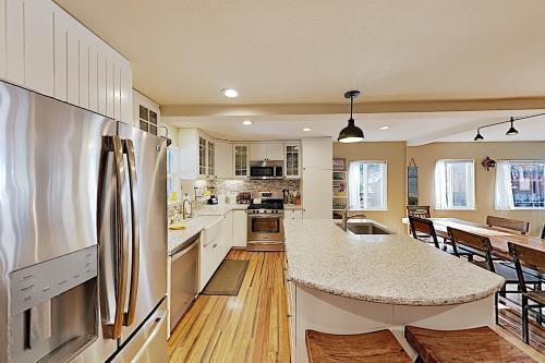 All-season Getaway - Serene Backyard With Hot Tub! Home
