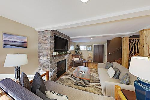 All-season Getaway - Serene Backyard With Hot Tub! Home